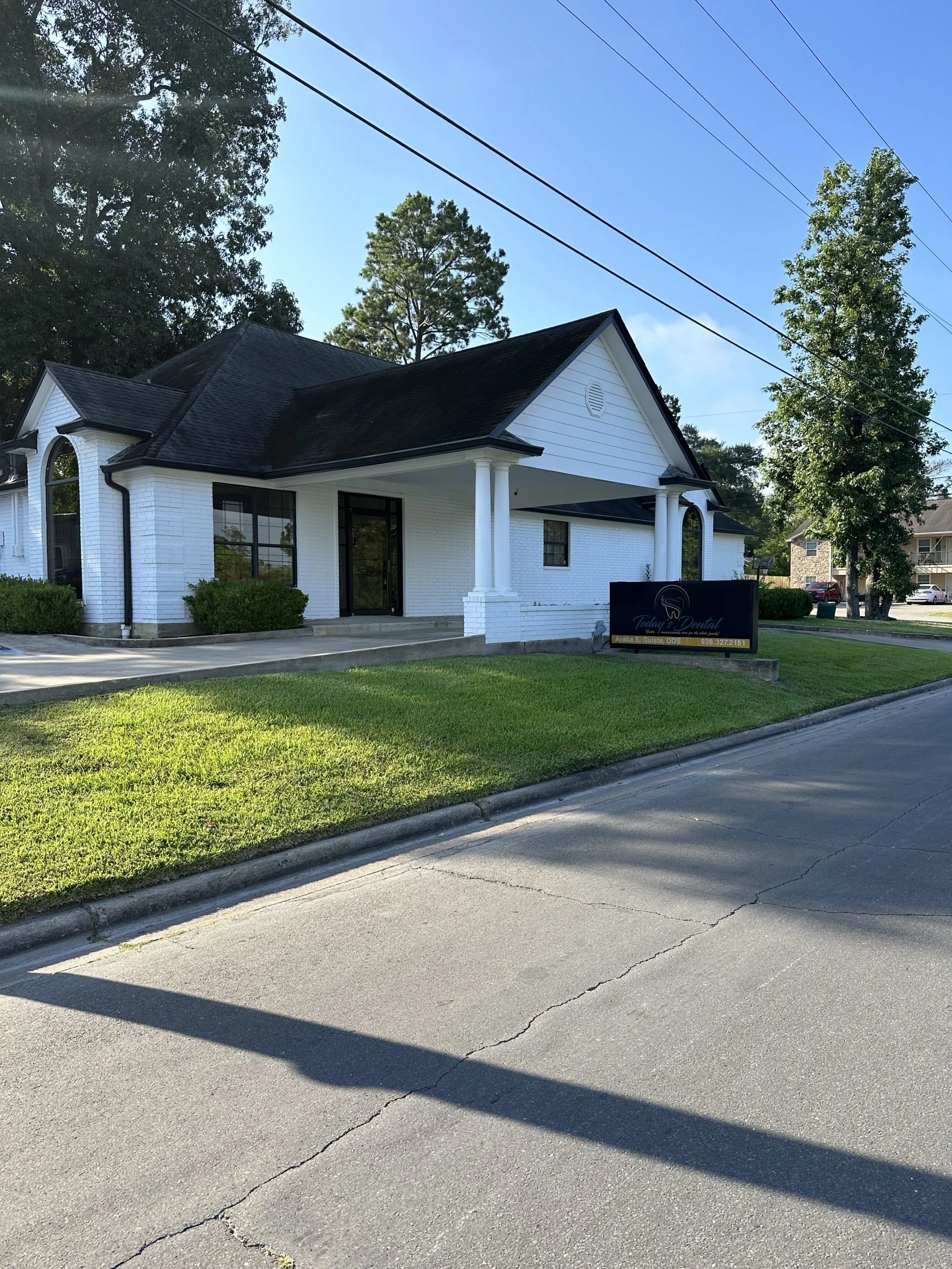 The Today's Dental office seen from North Willis Avenue, with its lawn and driveway